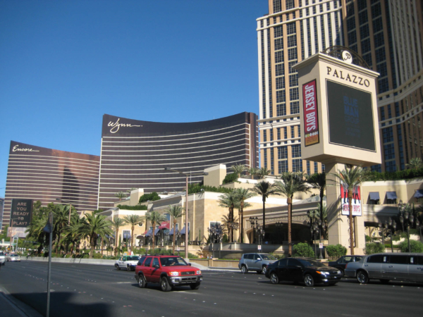 A další hotely na Las Vegaském bulváru.
