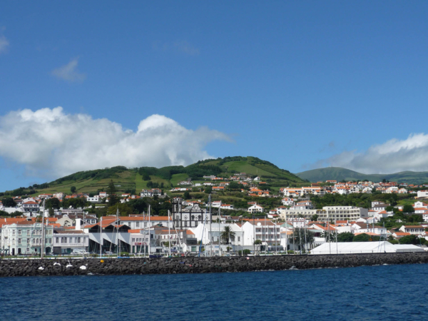 Pohled na městečko Horta a my už směřujeme k ostrovu Pico.