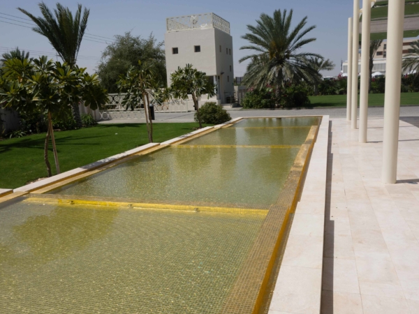 V Amouage mají bazének vykládaný zlatou mozaikou.