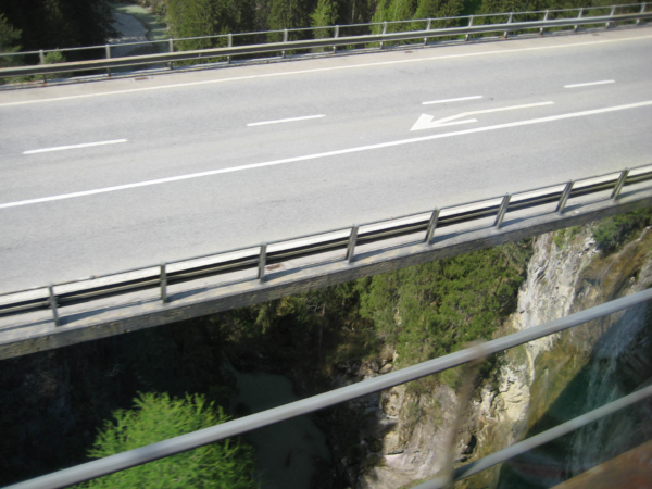 Silniční most, hned vedle železničního - inu Švýcarsko.