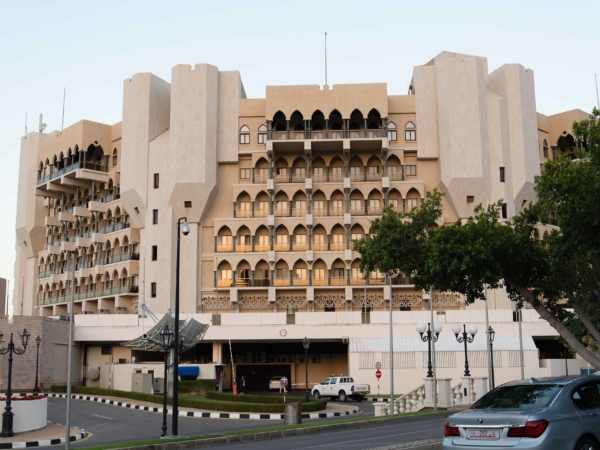 Palác Al-Bustan - nyní hotel Ritz-Carlton.