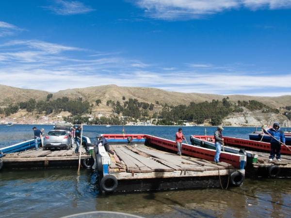 Přívoz přez jezero Titicaca v nejužším místě.