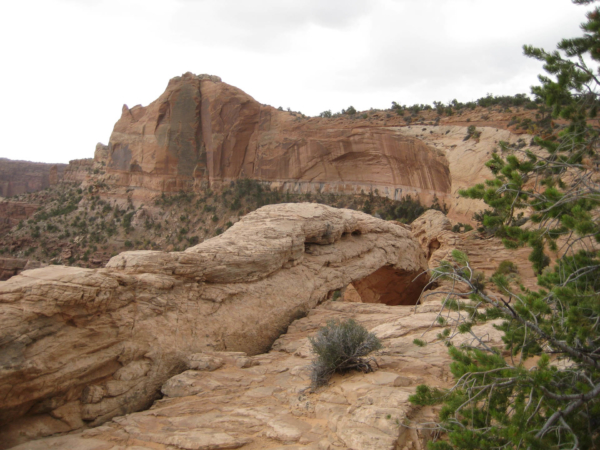Pohled na Mesa Arch zboku.