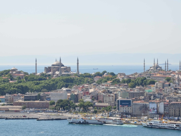 Výlet na staré město a mešity. Vlevo Hagia Sophia, vpravo Modrá mešita.