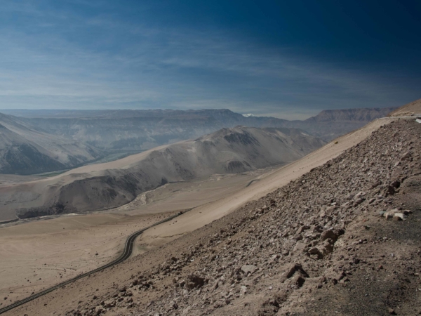 Sjíždíme z Altiplana z výšky 4000m k moři do Arica.