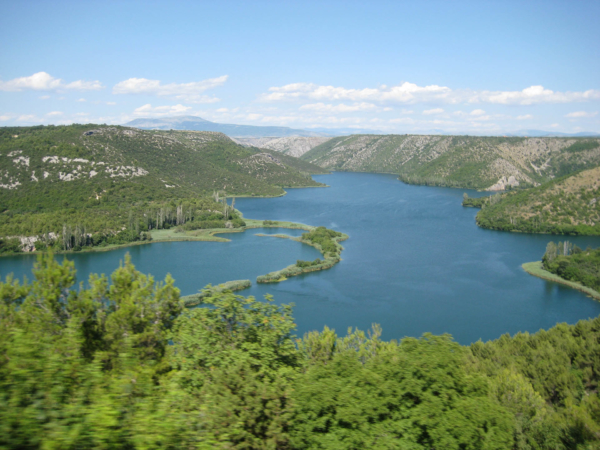 Krásný pohled na jezero Krky ze shora.