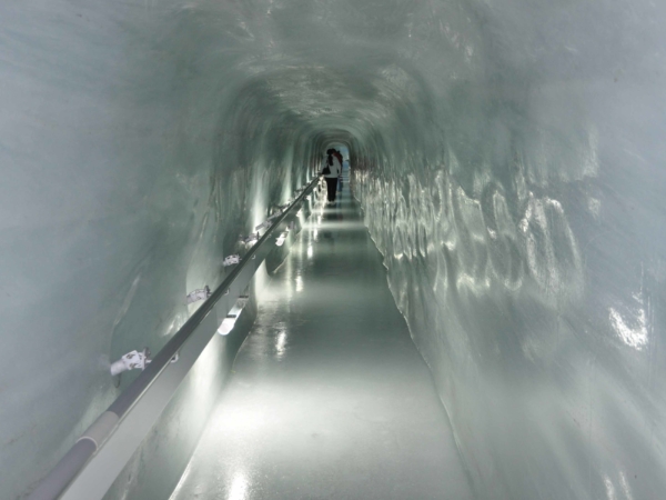 V podzemí sedla Jugfrajoch je ledový palác.