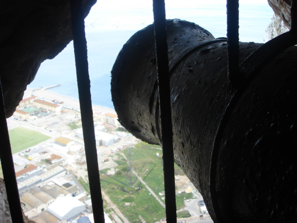 V chodbách gibraltarské pevnosti.