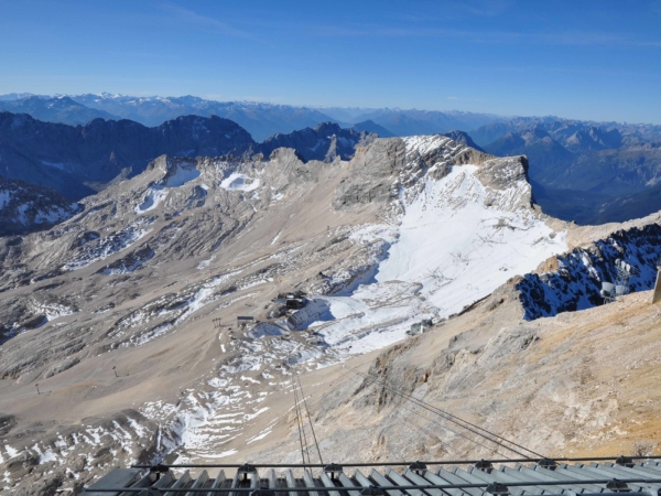 Pohled na náhorní plošinu s lyžařským areálem pod vrcholkem Zugspitze.
