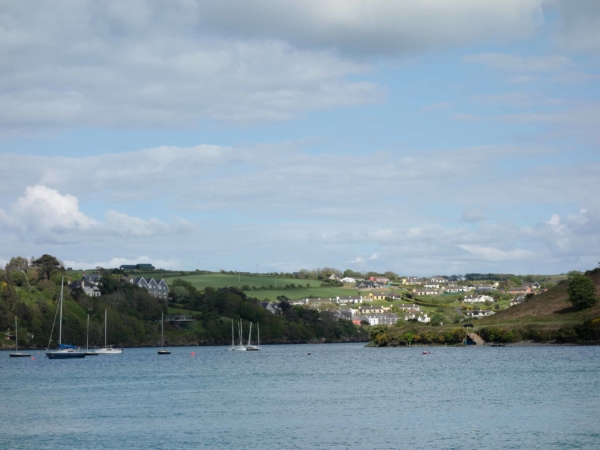 Pohled na záliv Kinsale. Záliv byl chráněn dvěmi mohutnými pevnostmi.