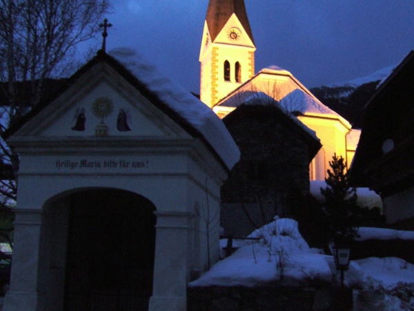 Kostel v Lessachu je večer krásně osvětlen.