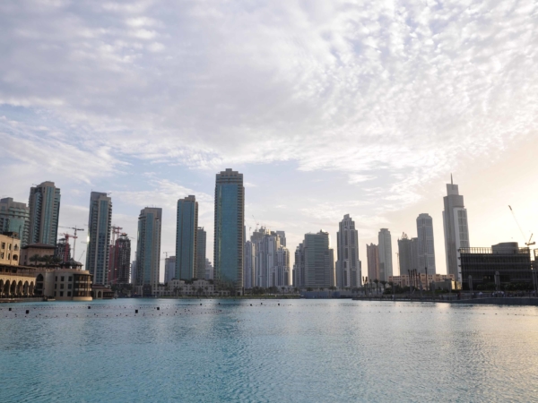 Pohled od Dubai Mallu přes vodní plochu směrem k Sheikh Zayed Road.