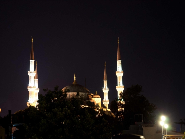 Modrá mešita v noci.