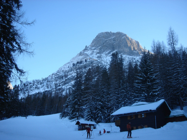 Pohled za sjezdovky na vrchol Krippensteinu a horní stanici lanovky.