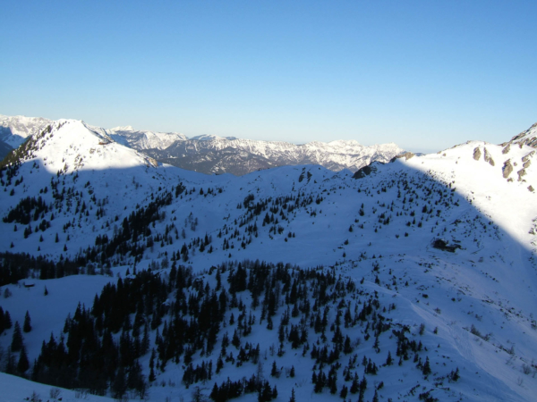 Pohled z výstupové trasy na skiareál.