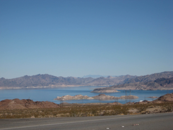 Lake Mead - po silnici 93 z Las Vegas cestou k Hoover Dam.