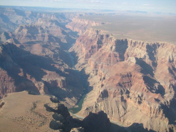 Soutok řek Colorado a Little Colorado a náznak rozměrů Grand Canyonu.