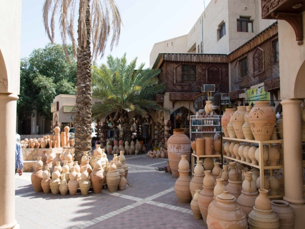 Hrnčířský obchod ve městě Nizwa - bývalém hlavním městě Ománu.