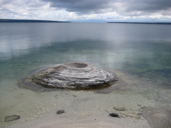Některé gejzíry vyvěrají z jezera - Fishing Cone.
