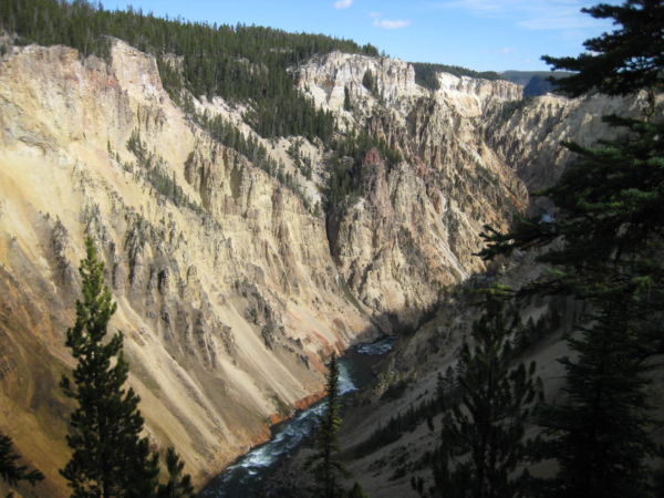 Údolí řeky Yellowstone - je žluté! Toto údolí dalo Yellowstonu jméno.