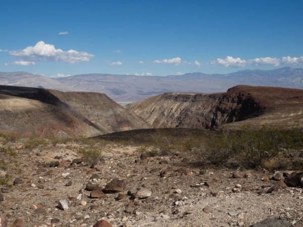 K údolí smrti (NP Death Valley) přijíždíme od Bakersfieldu.