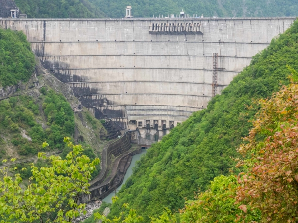 Přehradní hráz nádrže Jvari Enguri pod horami národního parku Svaneti.