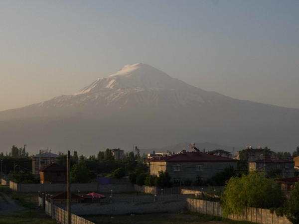 Ararat - pohled zs svítání od města Igdir