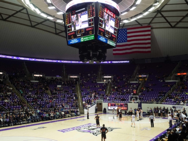 Na basketu v hale školy Weber State.