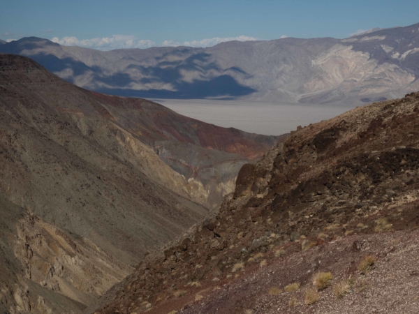Údolí smrti se rozkládá pod nám o cca 600 m níže.
