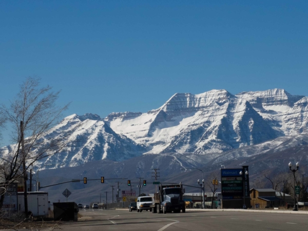A kousek od hotelu byl i Walmart s nádhernými horami v pozadí.