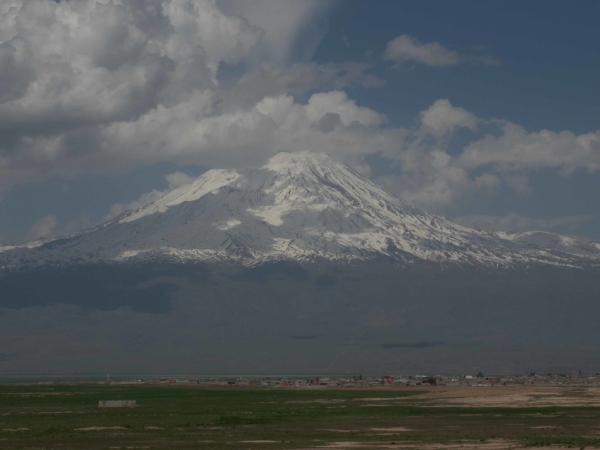 Ararat - pohled od města Dogubayazit.