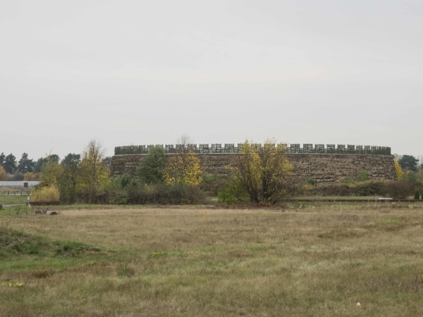 Obnovené slovanské hradiště z 9.-10. století -  Slawenburg Raddusch.