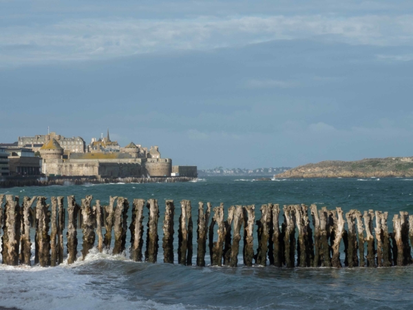 Pohled k pevnosti a starému městu v Saint-Malo.