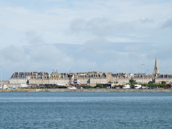 Celkový pohled na staré město v Saint-Malo.