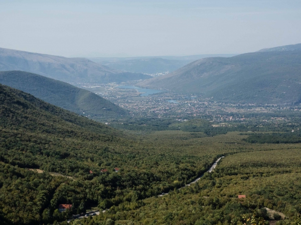 Pohled směrem k Mostaru. Naše další cesta nás vede k Boračko jezeru.