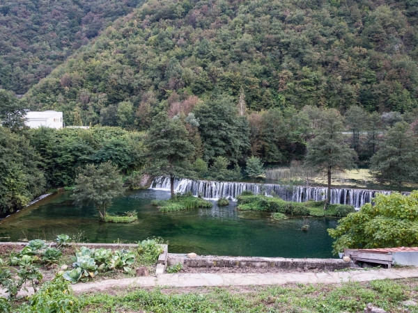Další vodopád u města Jajce na Plivském jezeře.