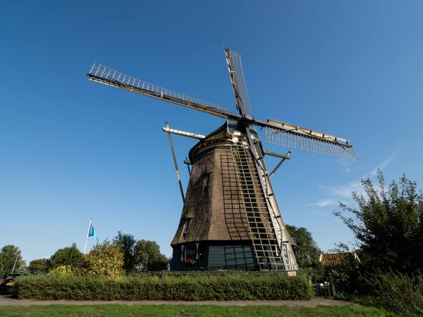 Na konci Amstel parku stojí mlýn De Riekermolen.