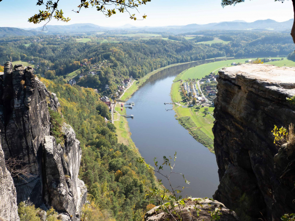 Vyhlídka na Labe na skalním útvaru Bastei v Saském Švýcarsku.