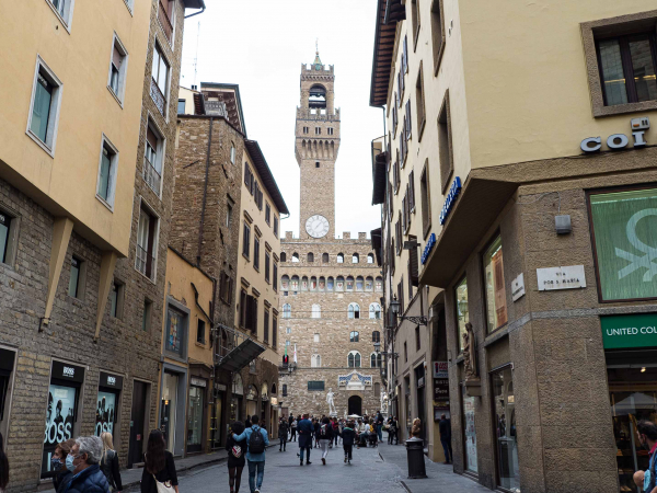 Pohled k Palazzo Vecchio.