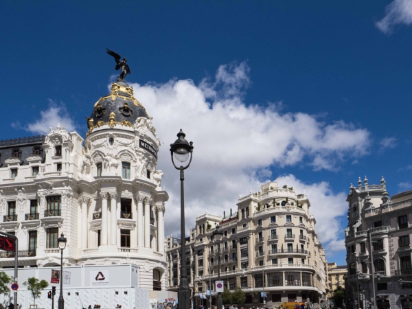 V centru Madridu, poblíž Plaza de Cibeles.