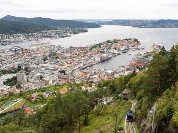 Pohled na Bergen z horní stanice lanovky, která jede přímo z centra.