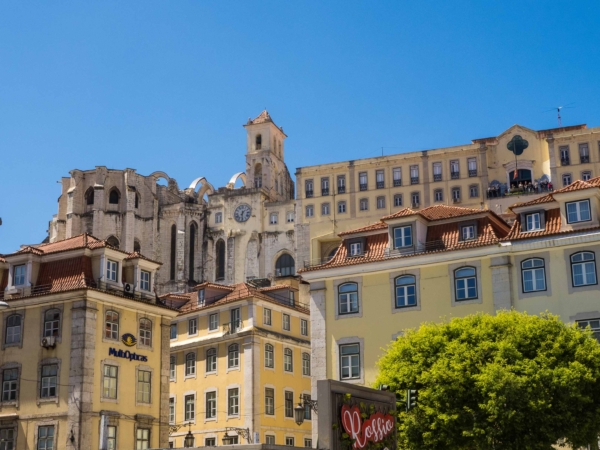 Pohled na archeologické muzeum z náměstí Rossio