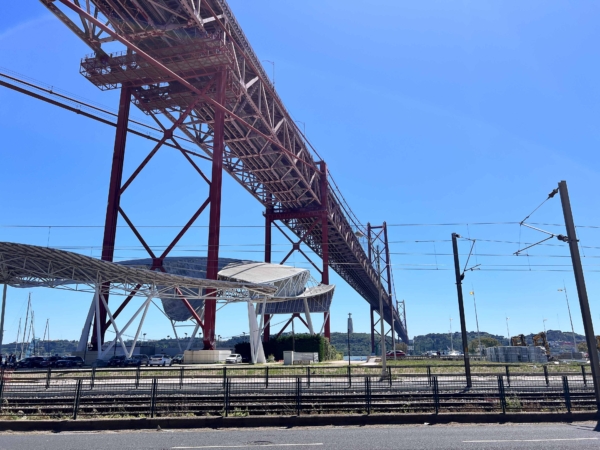 Ponte 25 de Abril. V pozadí socha Krista v Almadě.