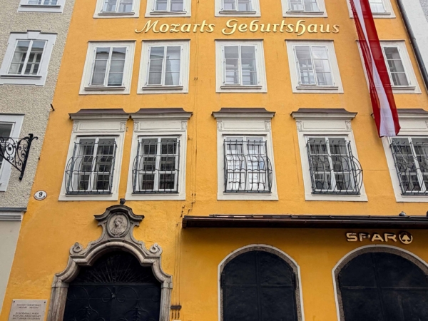 Mozartův rodný dům v Salzburgu.